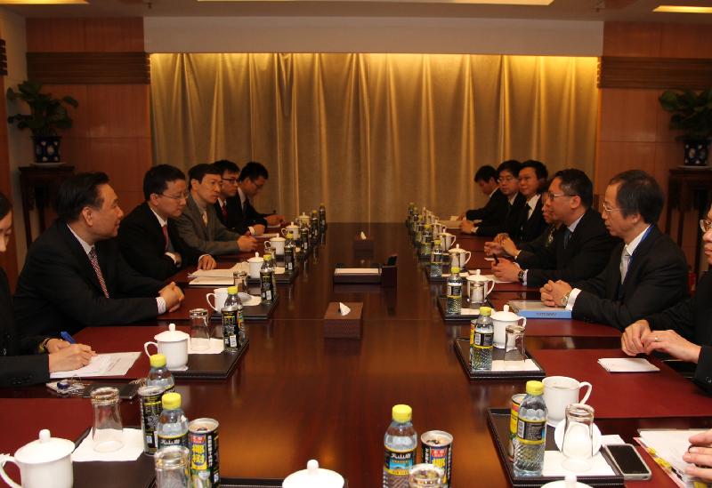 袁国强（右二）及杨家雄（右一）与外交部国际经济司官员会面。