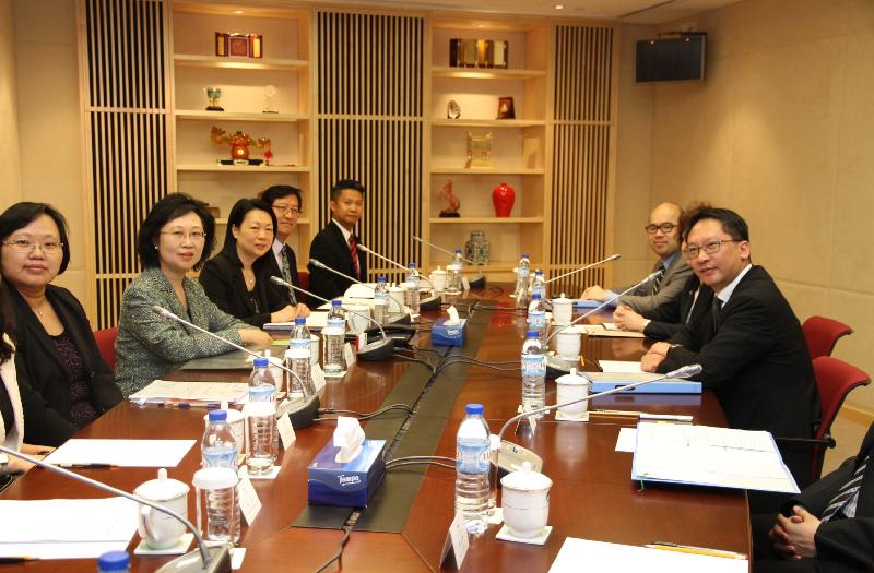 The Secretary for Justice, Mr Rimsky Yuen, SC (right), today (October 31) met with the Secretary for Administration and Justice of the Macao Special Administrative Region, Ms Florinda Chan (second left), and held constructive discussions on issues relating to legal co-operation in Macau. Also joining the discussions were the Law Officer (International Law), Ms Amelia Luk, and the Deputy Solicitor General, Mr Peter Wong.