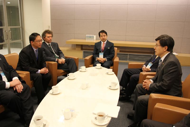 The Secretary for Justice, Mr Rimsky Yuen, SC (first left), meets with the Minister of Justice of Korea, Mr Hwang Kyo-ahn (first right), before attending the international conference on arbitration in Seoul this morning (November 11).