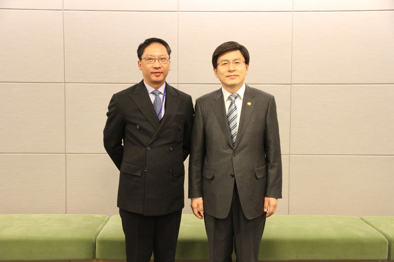 袁国强（左）与韩国法务部部长黄教安（右）。