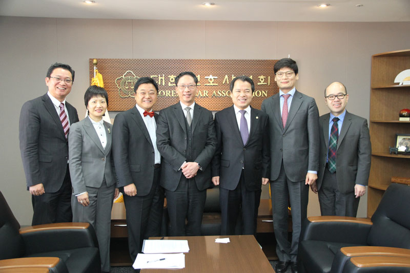 袁国强（中）与大韩辩护士协会（即南韩的律师协会） 会面。