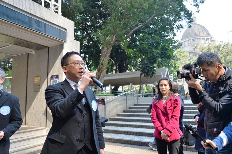 The Secretary for Justice, Mr Rimsky Yuen, SC, today (January 22) distributed leaflets to the public in Central to appeal for greater public support for the "Consultation Document on the Methods for Selecting the Chief Executive in 2017 and for Forming the Legislative Council in 2016".