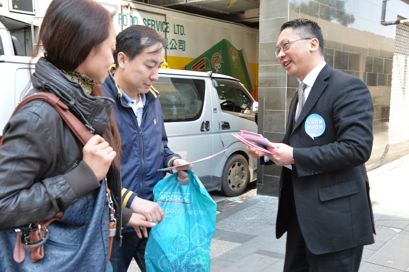 Mr Yuen (right) distributes leaflets to the public in Central to appeal for greater public support for the 'Consultation Document on the Methods for Selecting the Chief Executive in 2017 and for Forming the Legislative Council in 2016'.