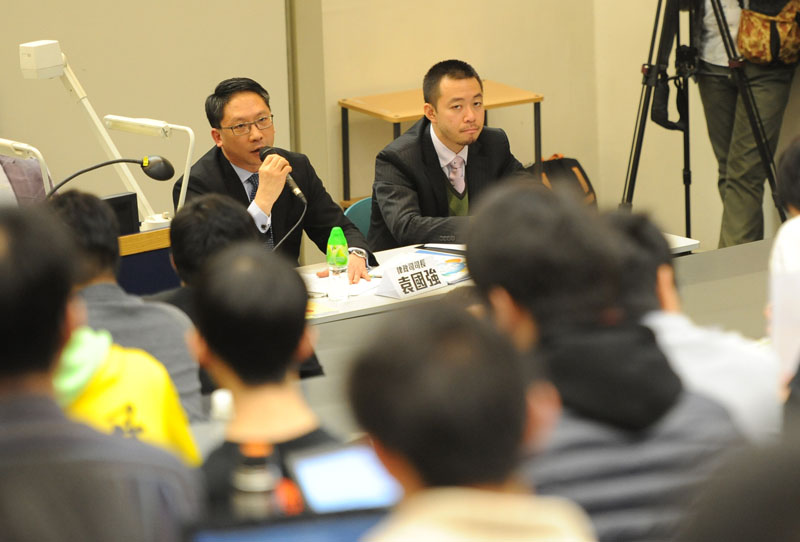 The Secretary for Justice, Mr Rimsky Yuen, SC, and the Political Assistant to the Secretary for Constitutional and Mainland Affairs, Mr Ronald Chan, attended a forum organised by the Hong Kong Federation of Students to exchange views with participants on the "Consultation Document on the Methods for Selecting the Chief Executive in 2017 and for Forming the Legislative Council in 2016".