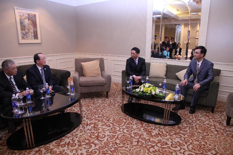 袁國強（右二）在出席關於香港仲裁服務的研討會前，與越南大律師聯會主席Le Thuc Anh（左二）和中國駐胡志明市總領事柴文睿（右一）會面。
