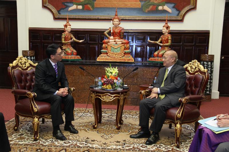 袁国强（左）抵达柬埔寨金边，随即与柬埔寨司法部大臣昂翁瓦塔纳会面，讨论双方关注的议题。