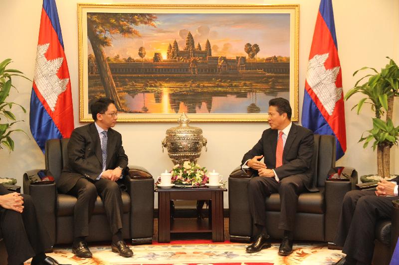 袁國強（左）與柬埔寨商業部部長孫占托會面，雙方就柬埔寨與香港的國際仲裁合作交換意見。