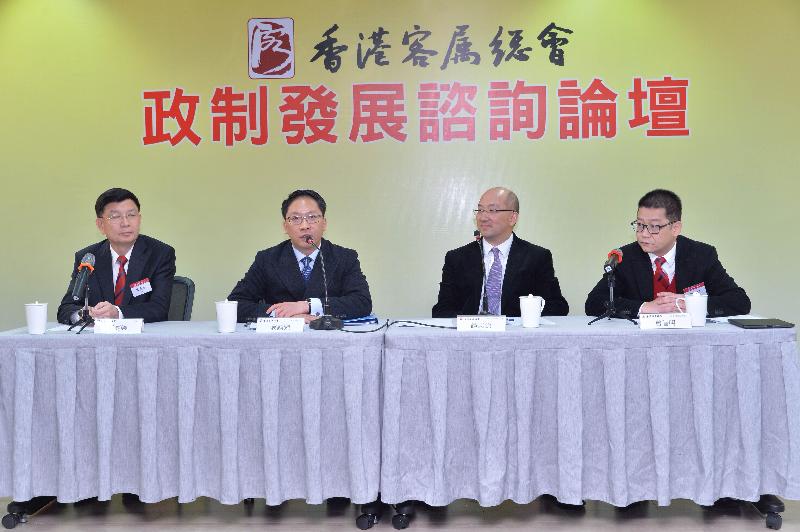 The Secretary for Justice, Mr Rimsky Yuen, SC (second left); and the Secretary for Constitutional and Mainlands Affairs (second right) attended a forum organised by the Hong Kong Hakka Assocuations to exchange views with participants on the "Consultation Document on the Methods for Selecting the Chief Executive in 2017 and for Forming the Legislative Council in 2016".
