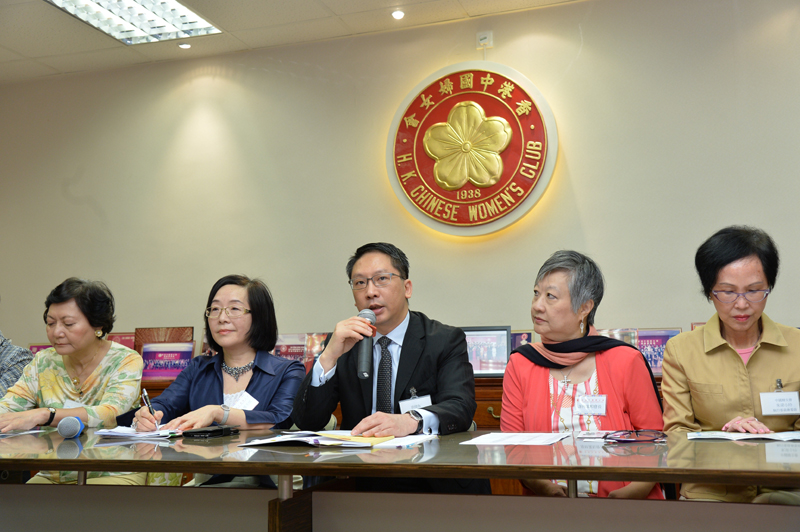 The Secretary for Justice, Mr Rimsky Yuen, SC, attends a talk organised by Hong Kong Chinese Women's Club to exchange views with participants on the "Consultation Document on the Methods for Selecting the Chief Executive in 2017 and for Forming the Legislative Council in 2016".