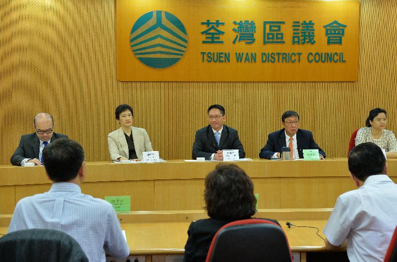 Mr Yuen (centre) meets with members of the Tsuen Wan District Council and exchanges views with them on a range of community issues.