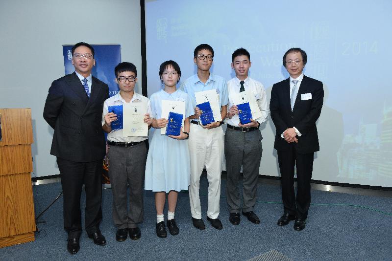 Mr Yuen (first left) with the Director of Public Prosecutions, Mr Keith Yeung, SC (first right), and the winners of the slogan competition of the Prosecution Week 2014