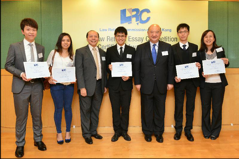 The Honourable Chief Justice, Mr Geoffrey Ma Tao-li (third right), and Mr Poon (third left) with the finalists of the 1st Law Reform Essay Competition.