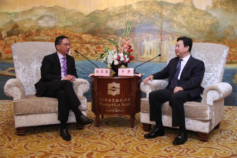 Mr Yuen (left) meets with member of the Standing Committee of the CPC Shandong Committee and Secretary of the CPC Qingdao Committee, Mr Li Qun (right).