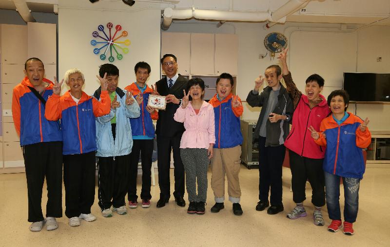 The Secretary for Justice, Mr Rimsky Yuen, SC (fifth left), with the vocational rehabilitation trainees at the TWGHs Ho Yuk Ching Workshop cum Hostel.
