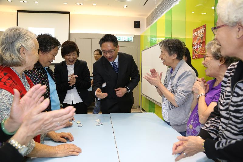 The Secretary for Justice, Mr Rimsky Yuen, SC (centre), chatted with the elderly people participating in activities at the elderly centre in the Hong Kong Lutheran Social Service Martha Boss Lutheran Community Centre.