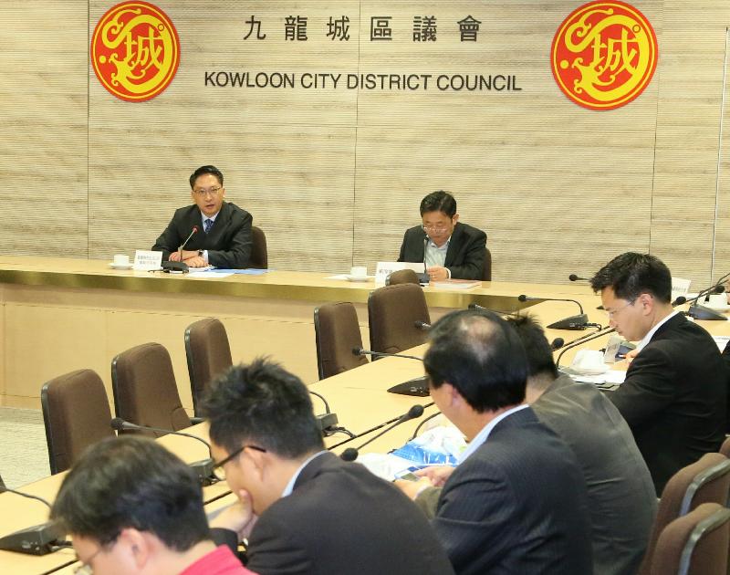 律政司司長袁國強資深大律師（左一）與九龍城區議會議員會面，就區內事務交換意見。