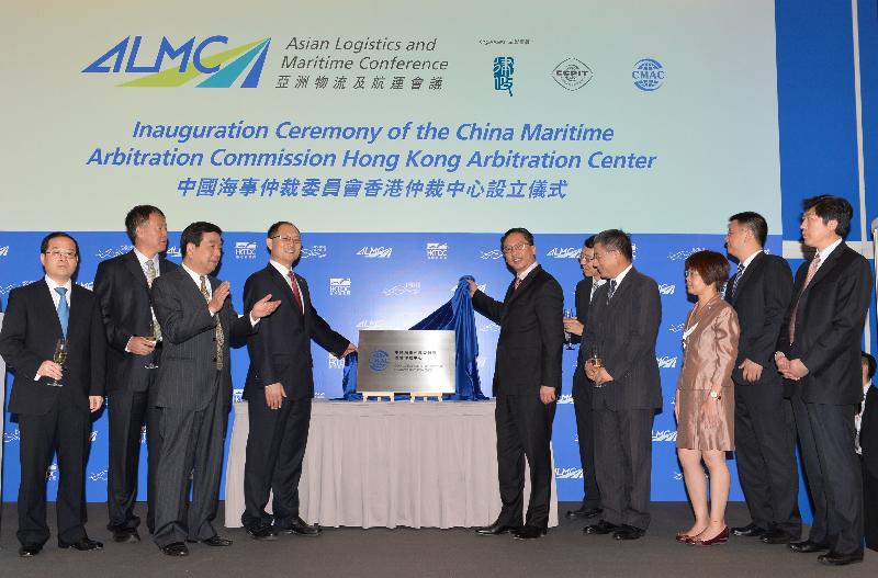 The Secretary for Justice, Mr Rimsky Yuen, SC (fifth left), together with the Vice Chairman of the China Council for the Promotion of International Trade, Mr Lu Pengqi (fourth left), and other guests, officiate at the inauguration ceremony of the China Maritime Arbitration Commission Hong Kong Arbitration Center.