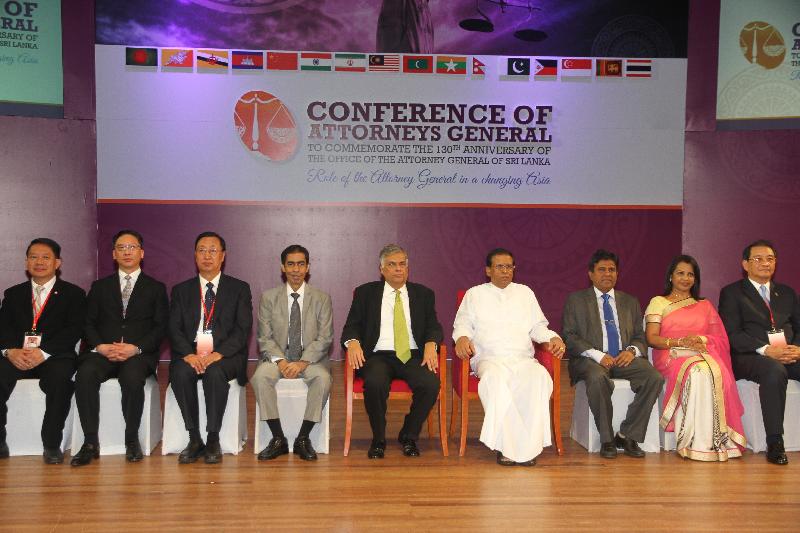 律政司司長袁國強資深大律師（左二）今早（一月十九日）在斯里蘭卡科倫坡，出席由斯里蘭卡總統西里塞納（右四）主禮的司法部長會議開幕儀式。