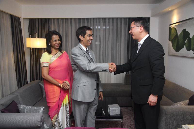 律政司司長袁國強資深大律師（右一）在斯里蘭卡科倫坡與斯里蘭卡總檢察長Yuvanjana Wijayatilate會面。