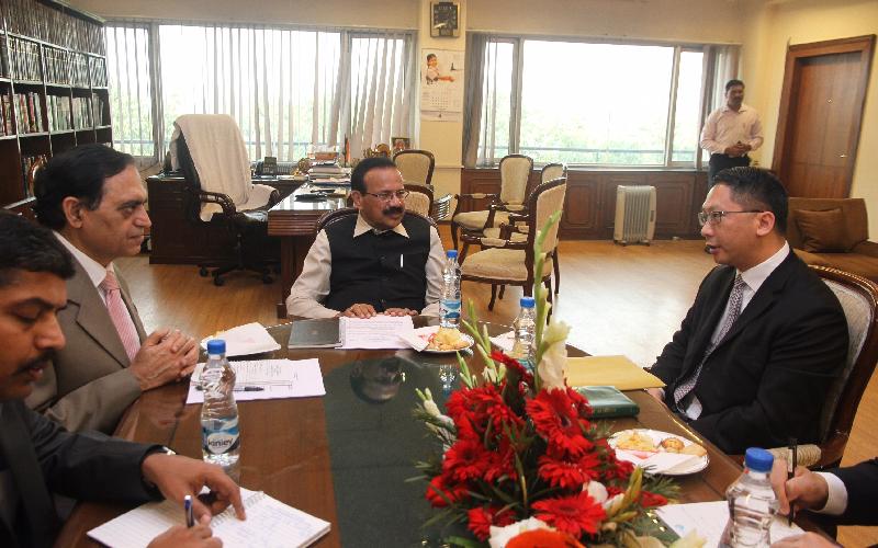 The Secretary for Justice, Mr Rimsky Yuen, SC (first right), meets with the Minister for Law and Justice of India, Mr Shri D V Sadananda Gowda (second right), in New Delhi, India, today (February 16) to exchange views on matters of mutual interest.
