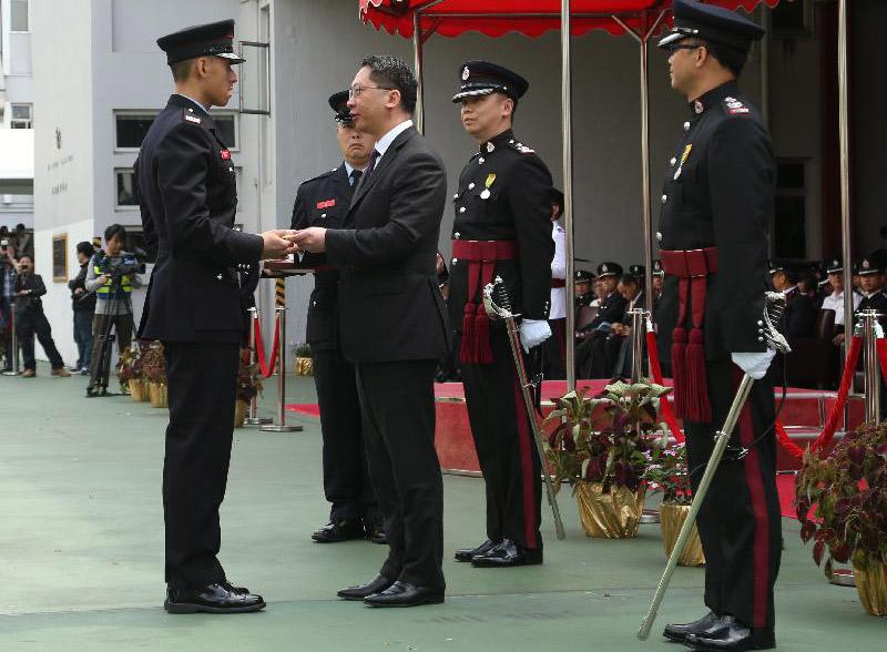 Mr Yuen presents the Best Recruit award to a services graduate.
