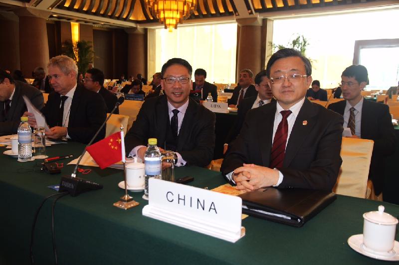 The Secretary for Justice, Mr Rimsky Yuen, SC (centre), with the Vice Minister of Foreign Affairs, Mr Liu Zhenmin (right), at the 54th Annual Session of the Asian-African Legal Consultative Organization in Beijing on April 13.