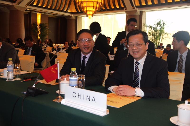 The Secretary for Justice, Mr Rimsky Yuen, SC (left), with the Director-General of the Department of Treaty and Law of the Ministry of Foreign Affairs, Mr Xu Hong (right), at the 54th Annual Session of the Asian-African Legal Consultative Organization in Beijing on April 13.