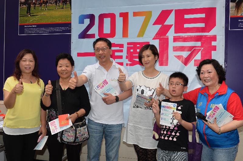律政司司长袁国强资深大律师（左三）到香港仔向市民宣传政府提出的行政长官普选方案，派发“2017，一定要得”单张，游说市民支持争取立法会通过普选方案。