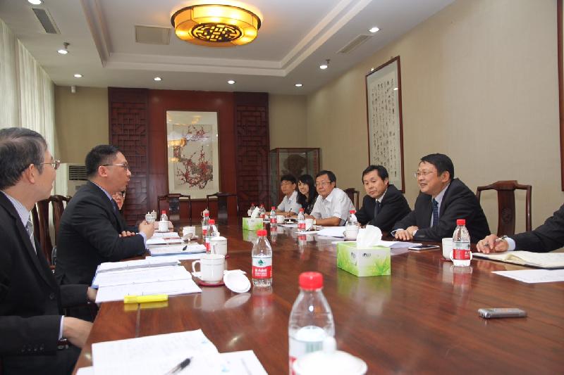 Mr Yuen (second left) meets with the Vice-Chairman of the China Council for the Promotion of International Trade, Mr Yin Zonghua (first right), and representatives of the China International Economic and Trade Arbitration Commission and the China Maritime Arbitration Commission in Beijing today (August 18) to discuss further enhancement of co-operation and exchanges between the two places.
