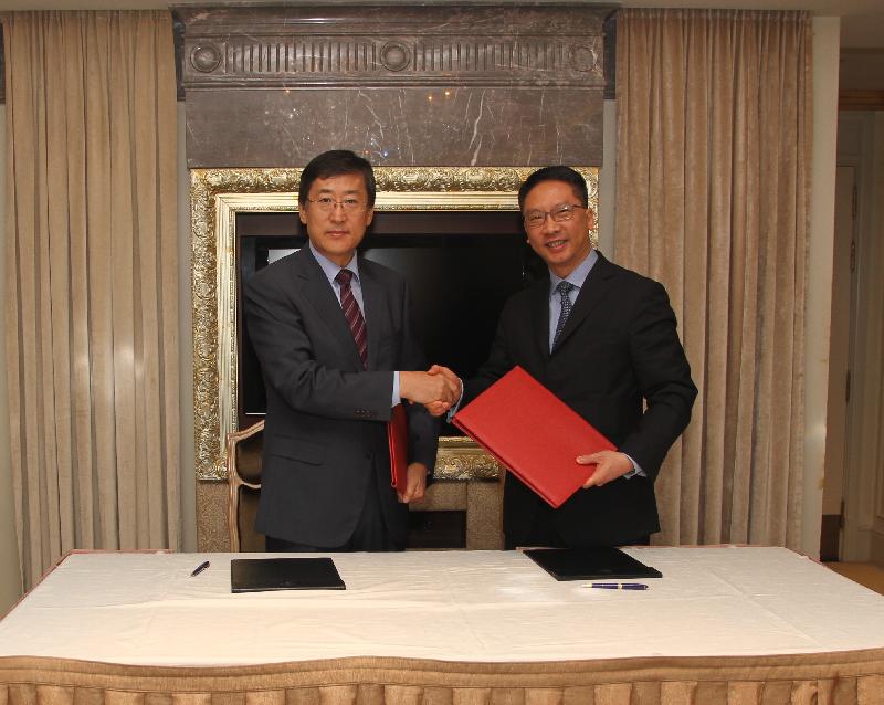 Mr Yuen (right) signed with the Dean of the Law School of Renmin University of China, Professor Han Dayuan, in Beijing today (August 18) an arrangement on legal exchanges and co-operation between the Department of Justice and Renmin University of China to strengthen, encourage and promote legal exchanges and co-operation between the Mainland and the Hong Kong Special Administrative Region.