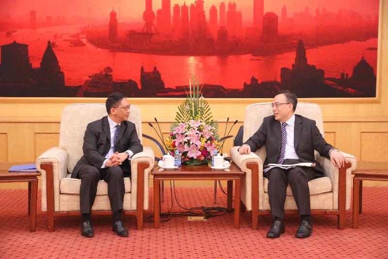 The Secretary for Justice, Mr Rimsky Yuen, SC (left), meets with the Deputy Director of the China (Shanghai) Pilot Free Trade Zone (FTZ) Administration, Mr Zhu Min, in Shanghai today (August 21) and has constructive exchanges on the liberalisation measures on legal services implemented by the FTZ, the operation of Mainland and Hong Kong law firms in association in the FTZ, and the promotion of Hong Kong's legal and dispute resolution services.