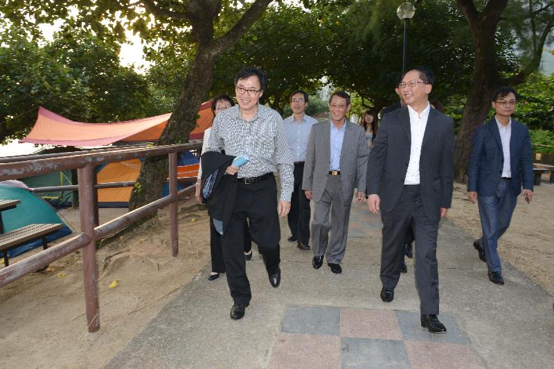 Mr Yuen (second right) visits Pui O Campsite.