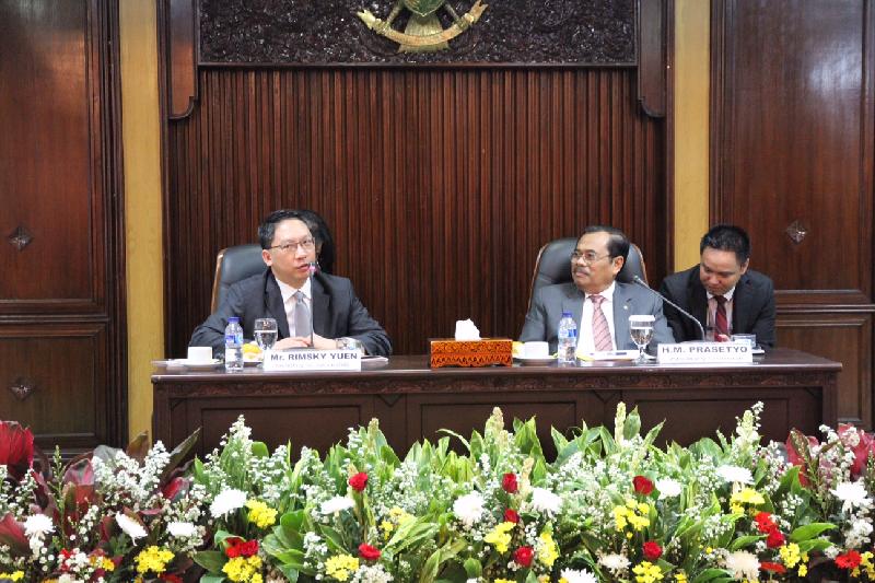 律政司司長袁國強資深大律師（左）今日（九月十八日）在印尼雅加達與印尼總檢察長H M Prasetyo會面，討論雙方關注的議題。