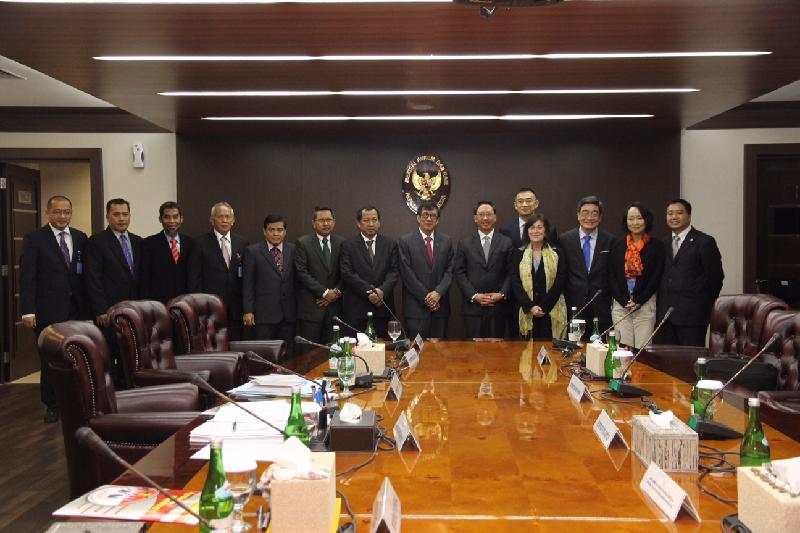 袁国强（右六）及香港法律及仲裁专业人士代表团成员在印尼雅加达与印尼司法和人权部长Yasonna Laoly（右七）会面，加强两地的司法交流和合作。