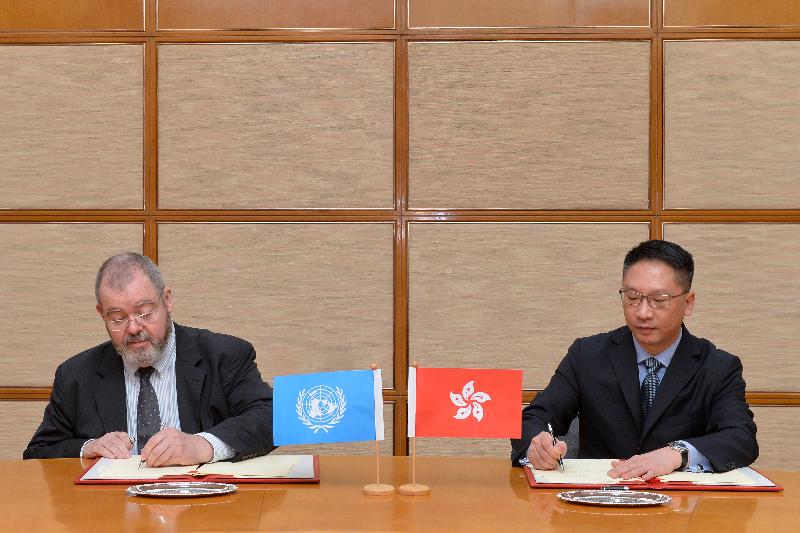 The Secretary for Justice, Mr Rimsky Yuen, SC (right), and the Secretary of the United Nations Commission on International Trade Law (UNCITRAL), Mr Renaud Sorieul (left), today (October 26) sign on a Memorandum of Understanding on technical and administrative arrangements on specific matters relating to the loan of legal experts from the Hong Kong Special Administrative Region Government to the UNCITRAL Regional Office for Asia and the Pacific (RCAP).