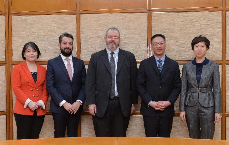 The Secretary for Justice, Mr Rimsky Yuen, SC (fourth left) and Mr Sorieul (centre) with the Consul of the Republic of Korea in Hong Kong, Ms Park Ji-eun (first left), the Head of the RCAP, Mr João Ribeiro (second left), and the Director of the Treaty and Law Department of Office of the Commissioner of the Ministry of Foreign Affairs of the People's Republic of China in the HKSAR, Ms Zhou Lulu (first right).