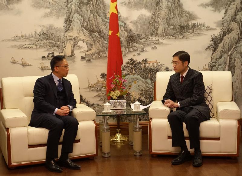 The Secretary for Justice, Mr Rimsky Yuen, SC, (left) meets with the acting Chinese Consul General in New York, Mr Cheng Lei (right).