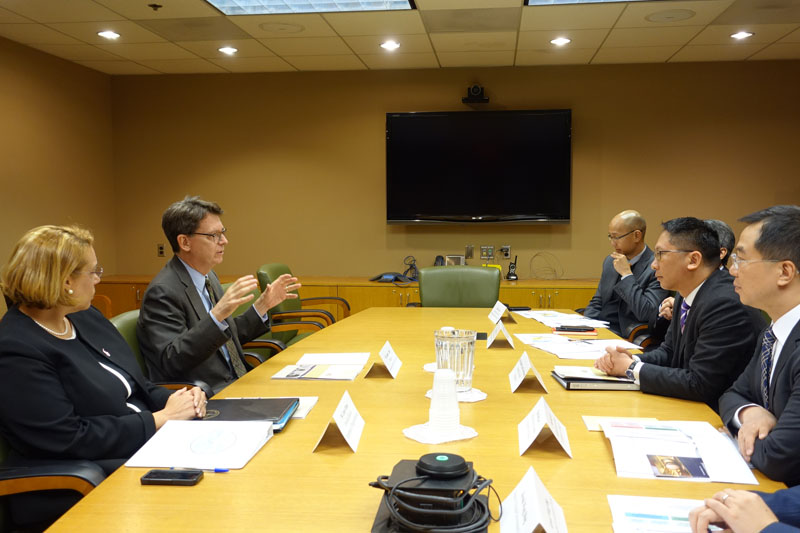 Mr Yuen (second right) meets with the Director of the Administrative Office of the United States Courts, Mr James Duff (second left).