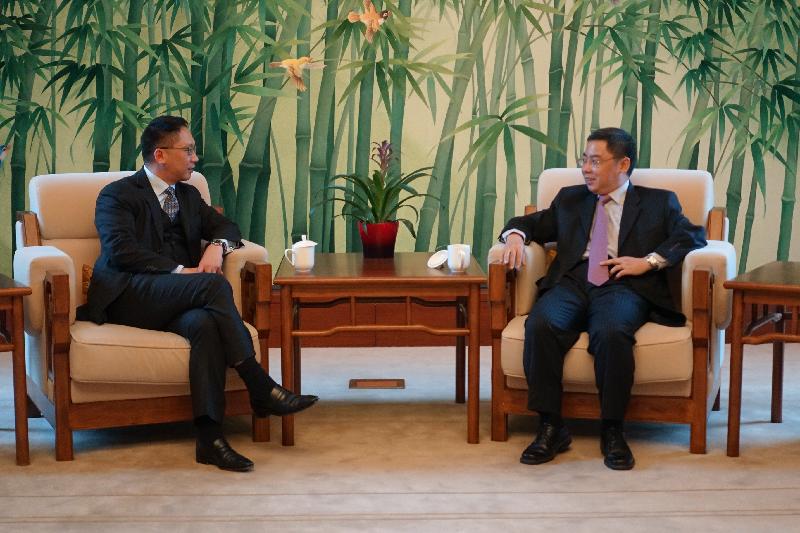 袁国强（左）与中国驻美国大使馆公使李克新（右）会面。
