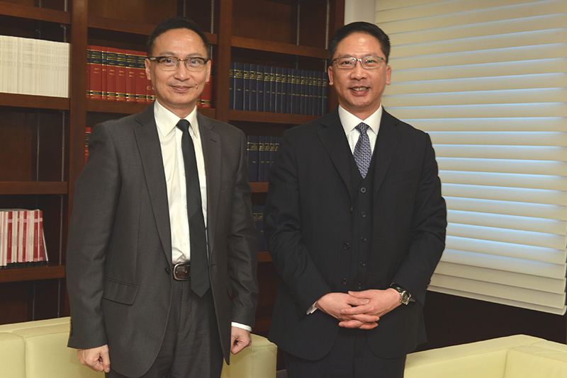 The Secretary for the Civil Service, Mr Clement Cheung (left), today (November 9) calls on the Secretary for Justice, Mr Rimsky Yuen, SC, during his visit to the Department of Justice.
