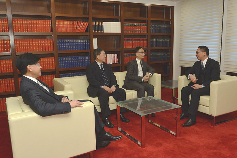 Accompanied by the Permanent Secretary for the Civil Service, Mr Thomas Chow (first left), the Secretary for the Civil Service, Mr Cheung (second right) meets with the Secretary for Justice, Mr Rimsky Yuen, SC, (first right) and the Director of Administration and Development, Mr Cheuk Wing Hing (second left).