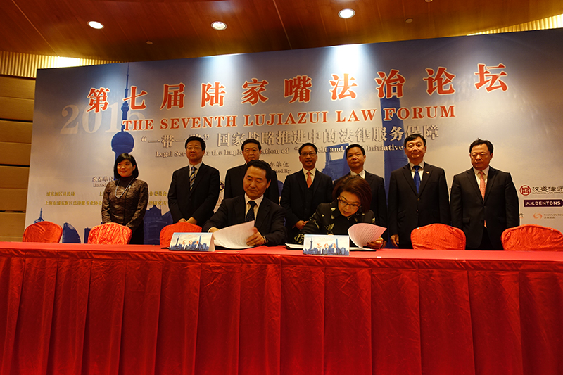 The Secretary for Justice, Mr Rimsky Yuen, SC (back row, centre), with member of the Standing Committee of the CPC Shanghai Municipal Committee Mr Jiang Ping (back row, third right) and the Director of the Shanghai Municipal Bureau of Justice, Mr Zheng Shanhe (back row, third left), witnesses the signing of the 2016 Memorandum of Understanding between the Hong Kong Bar Association and the Shanghai Bar Association in Shanghai today (November 20).