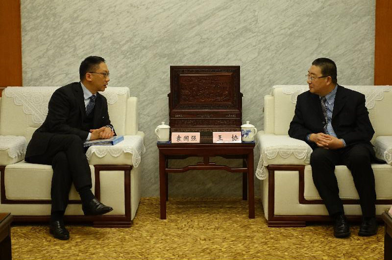 袁国强（左）与上海市司法局副局长王协（右）会面，讨论沪港法律合作及其他双方关注的事项。