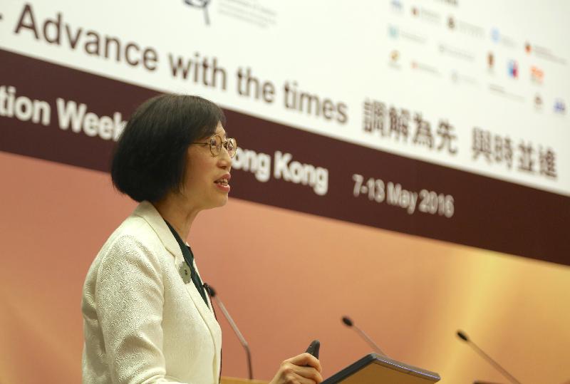 陈肇始教授在研讨会上发表演讲。