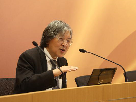 蔡坚医生在研讨会上发表演讲。