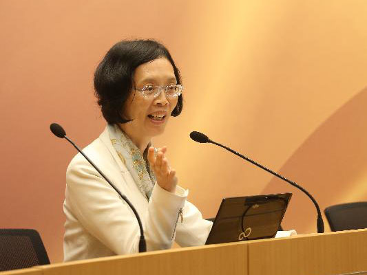 黄吴洁华在研讨会上发表演讲。