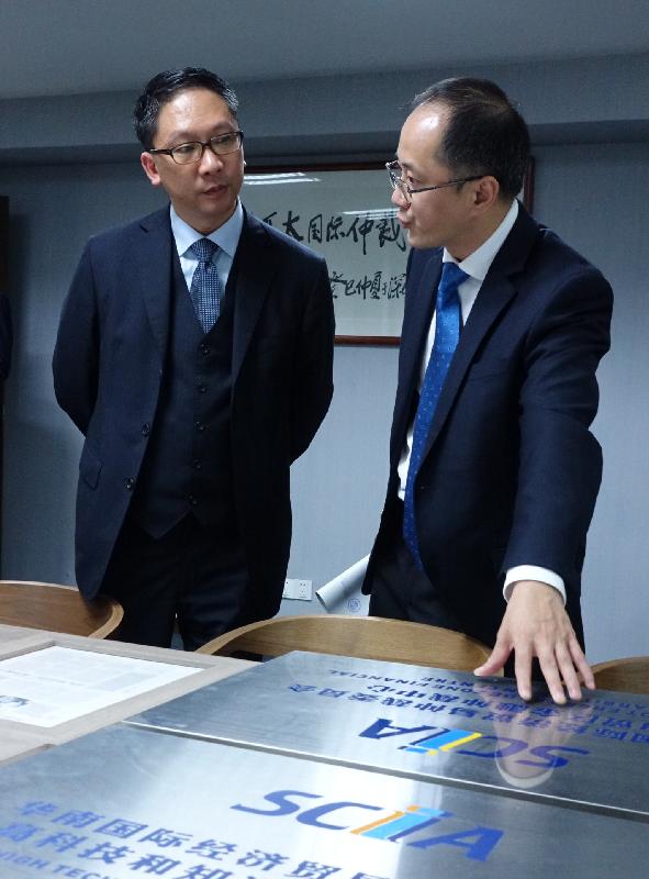 The Secretary for Justice, Mr Rimsky Yuen, SC (left), visited the Shenzhen Court of International Arbitration (SCIA) and was briefed by the President of the SCIA, Mr Liu Xiaochun (right), on the work of SCIA today (May 28).