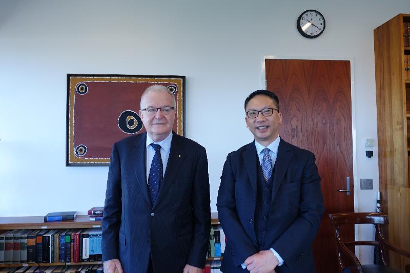 The Secretary for Justice, Mr Rimsky Yuen, SC, has started his visit to Australia. Photo shows Mr Yuen (right) meeting with the Acting Governor of New South Wales and Chief Justice of the Supreme Court of New South Wales, Mr TF Bathurst (left), in Sydney today (August 9).