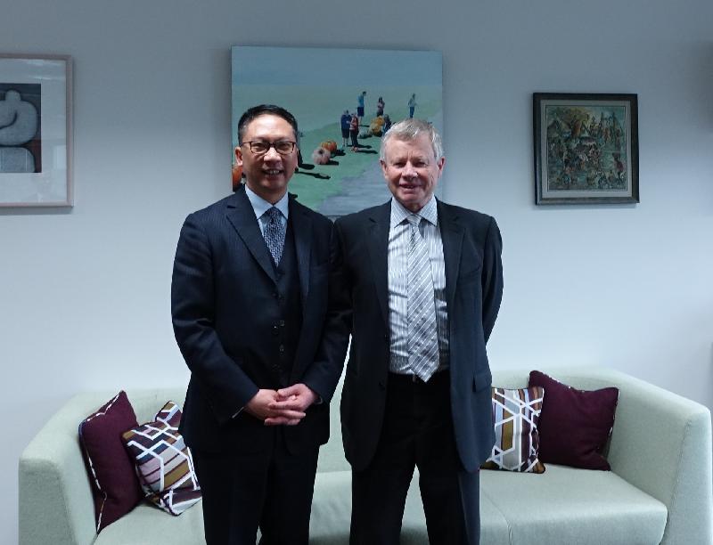 The Secretary for Justice, Mr Rimsky Yuen, SC (left), meets with the Acting New South Wales Ombudsman, Professor John McMillan (right), in Sydney, Australia, today (August 9).