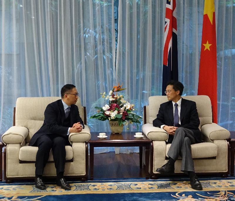 The Secretary for Justice, Mr Rimsky Yuen, SC (left), pays a courtesy call on the Chinese Consul General in Sydney, Mr Gu Xiaojie (right), in Sydney, Australia, today (August 9).